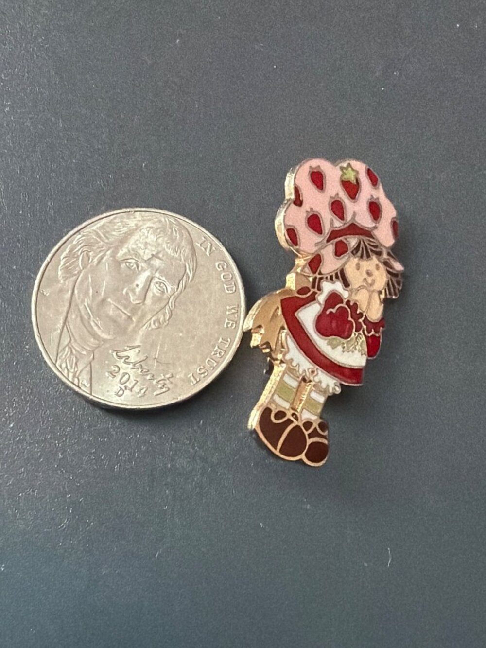 Vintage 1980 Strawberry Shortcake Enamel Lapel Pin Brooch Gold Tone Cloisonné - Picture 8 of 8